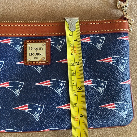 DOONEY & BOURKE NFL Patriots Football Team Fan Small Clutch Wristlet - Picture 9 of 9
